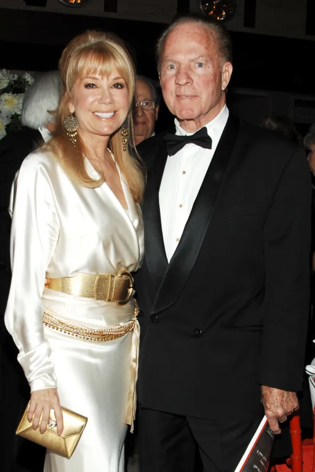Kathy Lee Gifford y Frank Gifford posando juntos