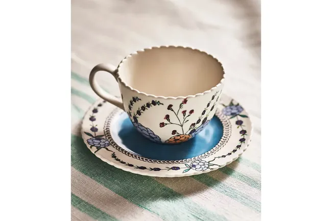 Una taza de té y un platillo