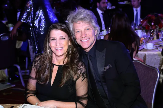 Dorothea Hurley y Jon Bon Jovi sentados juntos