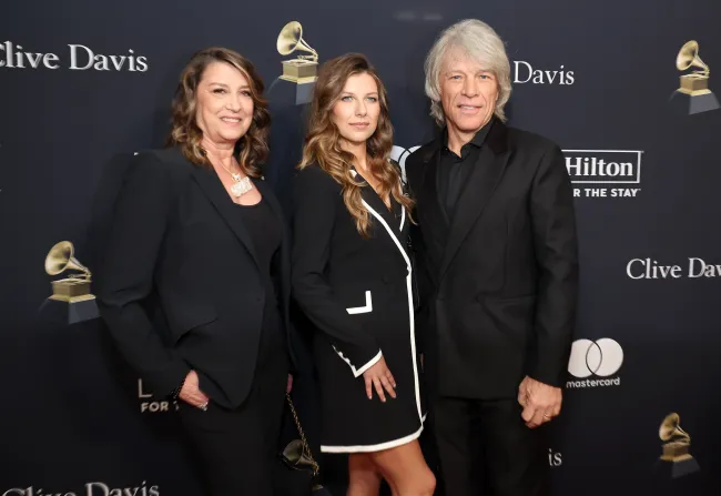 Dorothea Hurley, Stephanie Rose Bongiovi y Jon Bon Jovi posando juntos