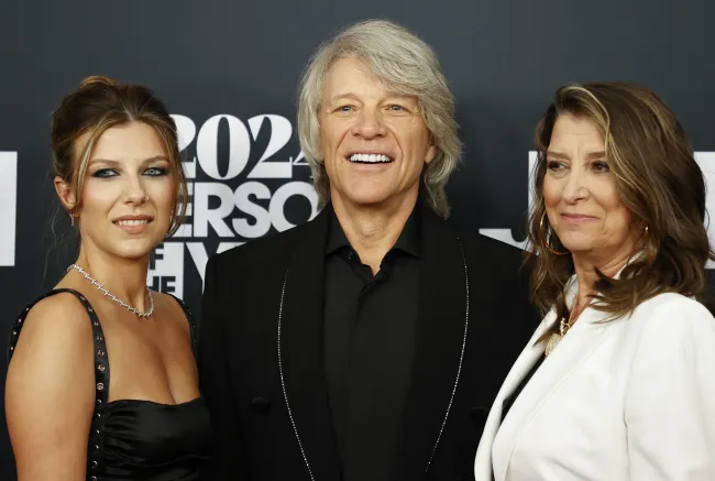 Jon Bon Jovi, Dorothea Hurley y Stephanie Bon Jovi posando juntos