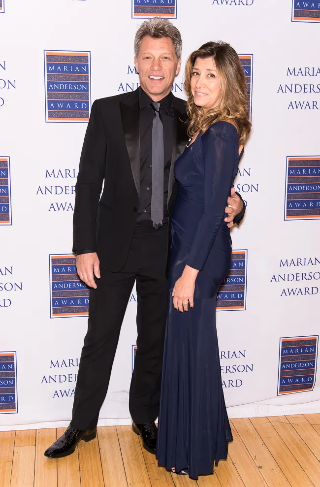 Jon Bon Jovi y su esposa Dorothea Hurley posando juntos
