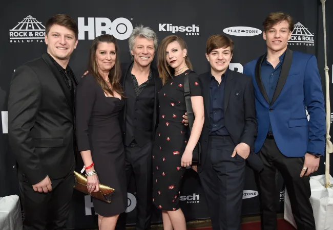 Jon Bon Jovi, Dorothea Hurley y sus cuatro hijos posando juntos