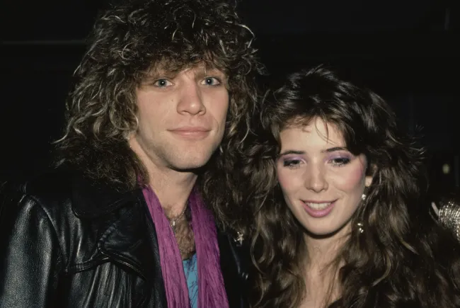 Jon Bon Jovi y Dorothea Hurley posando juntos en los años 80