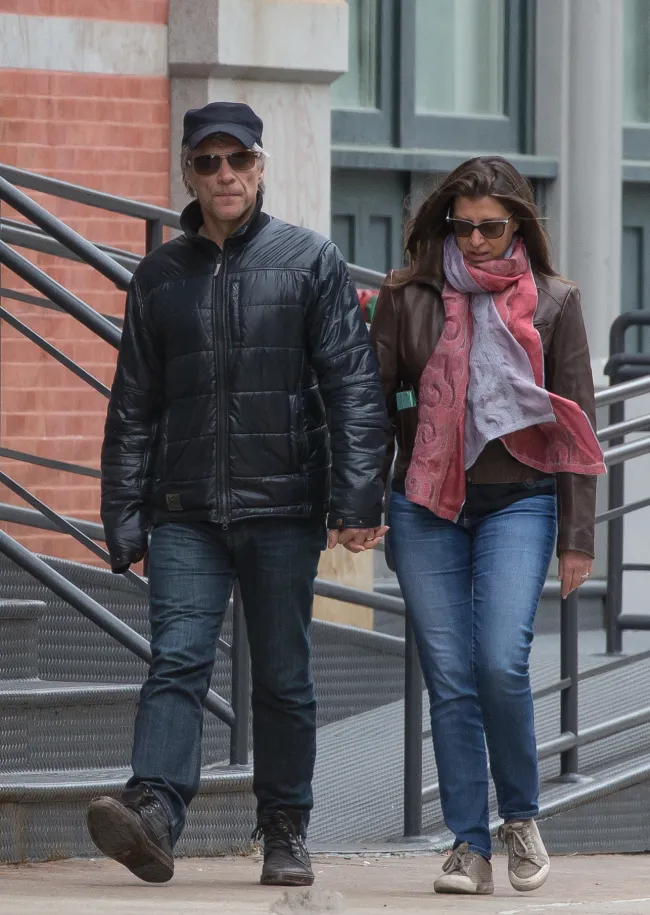 Jon Bon Jovi y Dorothea Hurley paseando