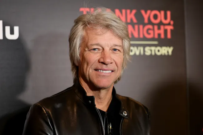 Jon Bon Jovi posando en una alfombra roja