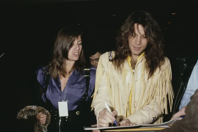Dorothea Hurley y Jon Bon Jovi en el escenario de los años 80