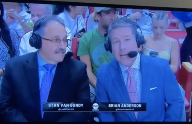 Dave Portnoy y Camryn D'Aloia en un partido de la NBA.