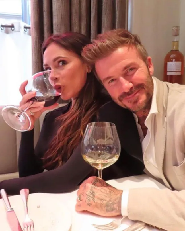 David y Victoria Beckham beben vino.
