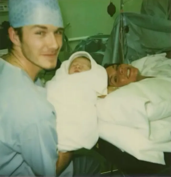 David Beckham sonríe mientras Victoria da a luz a Brooklyn.