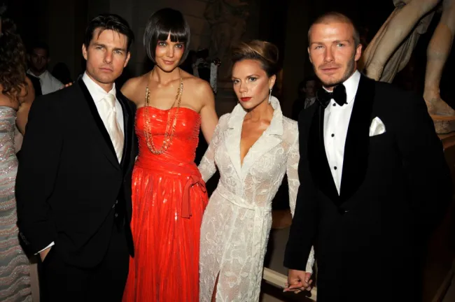 Tom Cruise, Katie Holmes posan con Victoria Beckham y David Beckham.
