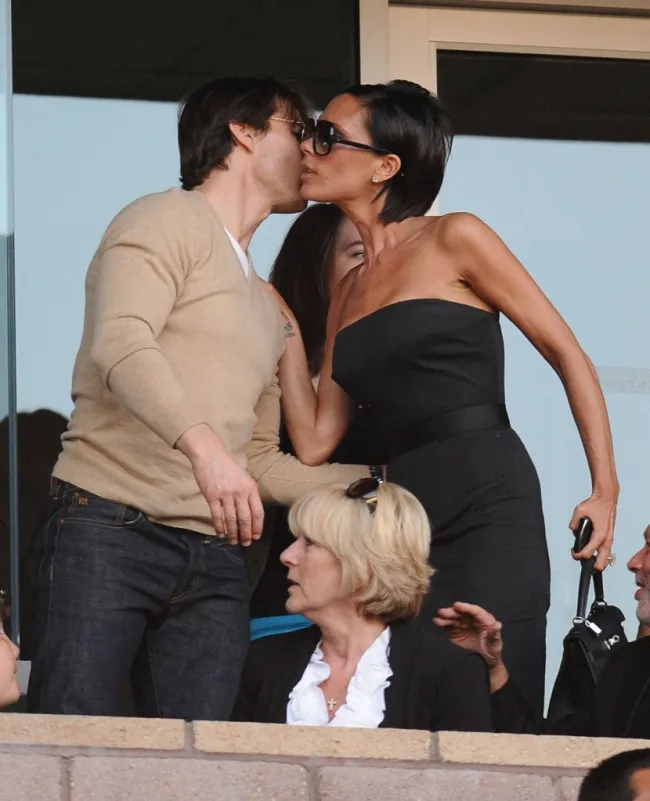 Tom Cruise besa a Victoria Beckham en la mejilla.