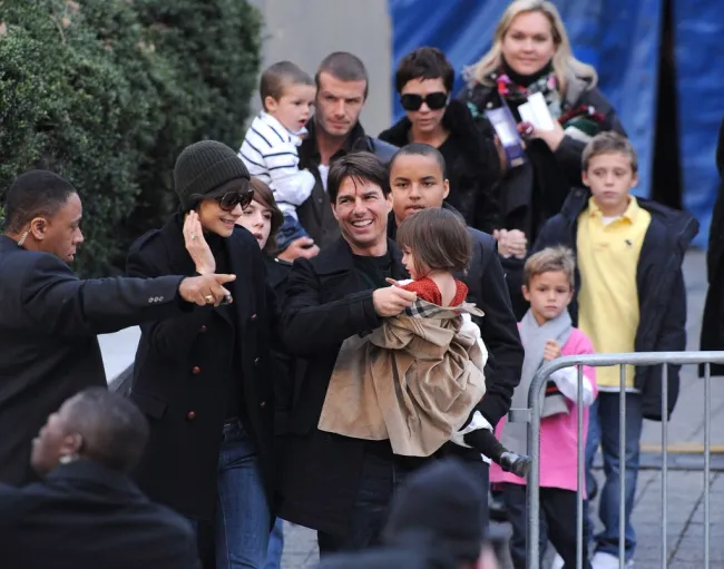 Tom Cruise sostiene a Suri Cruise, con Katie Holmes a su lado. Acompañado por Connor e Isabella Cruise. David Beckham sostiene a Cruz Beckham, mientras que Victoria Beckham toma de la mano a Brooklyn Beckham.