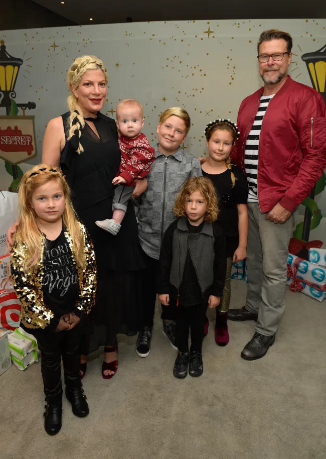 Tori Spelling y Dean McDermott con sus hijos