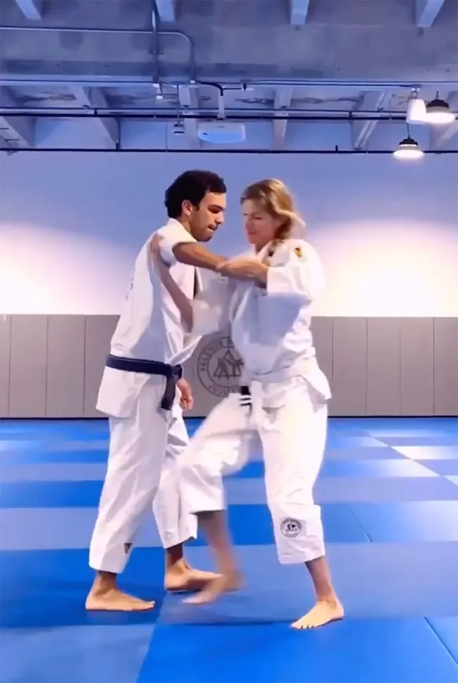 Gisele Bündchen y Joaquim Valente practicando jiu-jitsu.