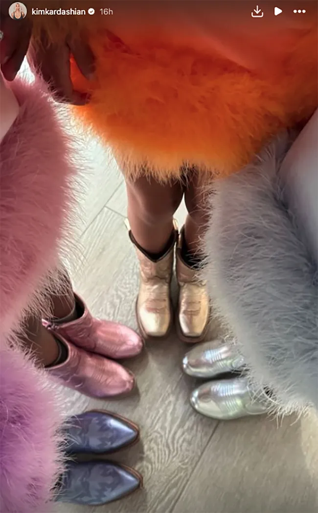 Una historia de Instagram de cuatro nietas de las Kardashian con vestidos y botas de vaquera a juego