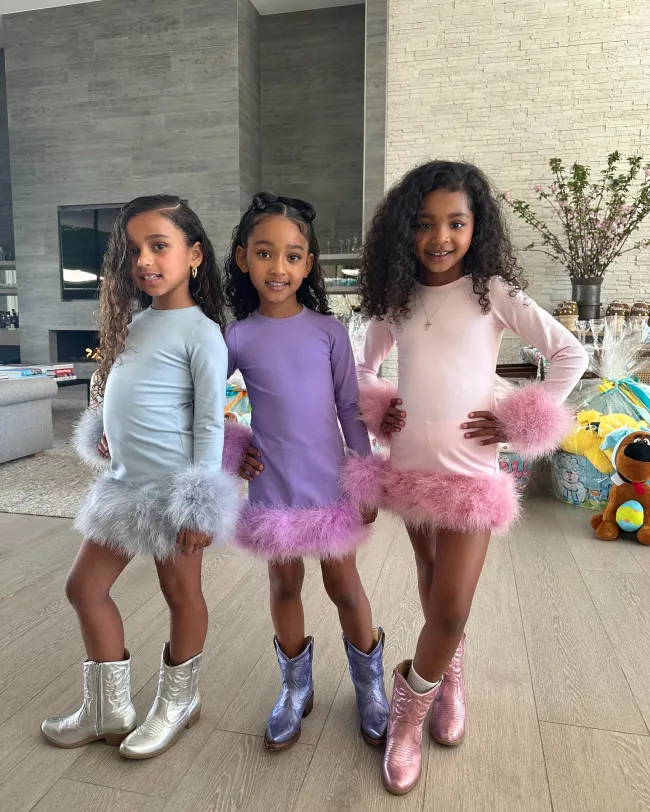 Chicago (hija de Kim), Dream (hija de Rob) y True (hija de Khloé) posando en Semana Santa
