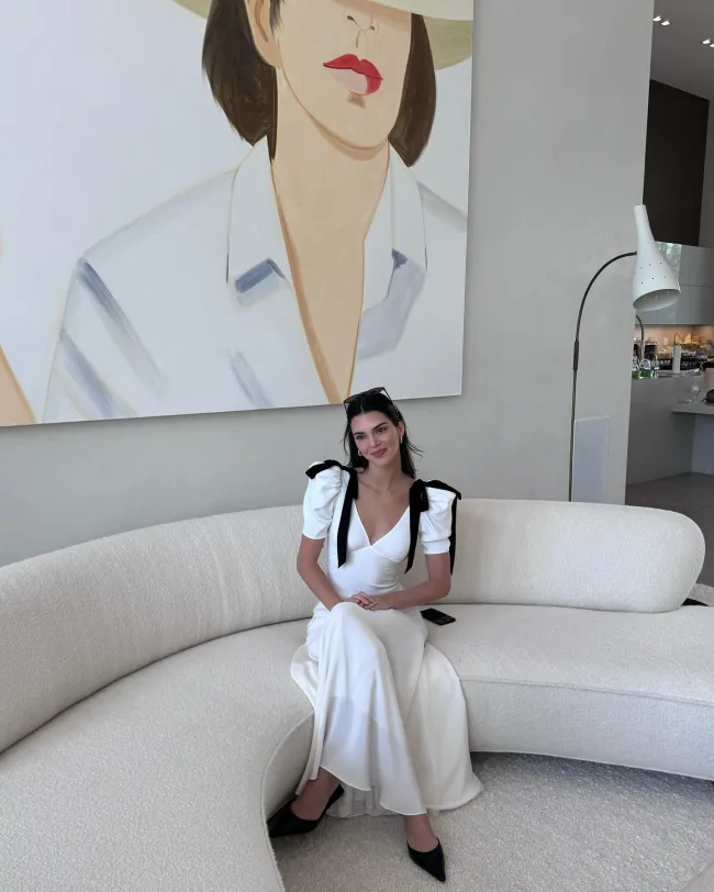 Kendall Jenner sentada en un sofá
