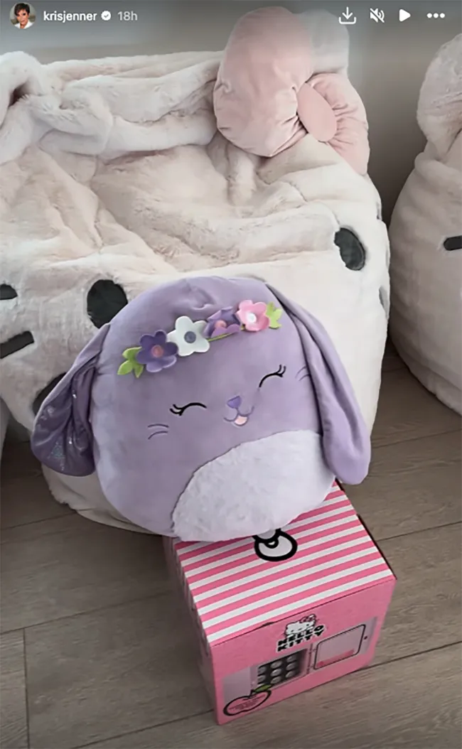 Las cestas de Pascua de Kris Jenner con almohadas de Hello Kitty