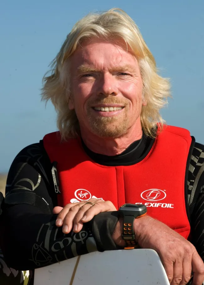 Richard Branson practica kitesurf.