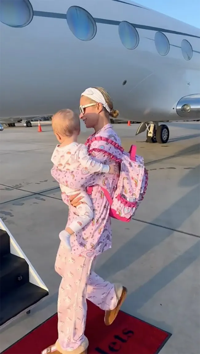 Paris Hilton y Phoenix abordando un jet privado.
