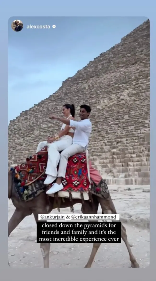 Ankur Jain y Erika Hammond montando un camello.