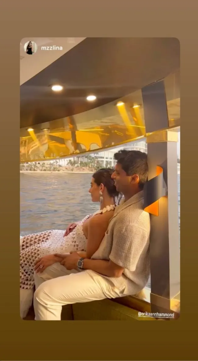 Ankur Jain y Erika Hammond en un barco.