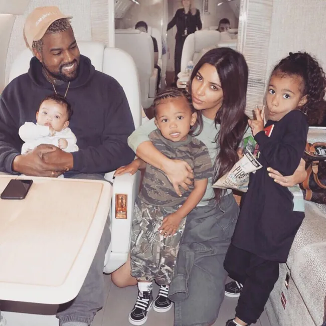 Kanye West y Kim Kardashian con sus hijos.