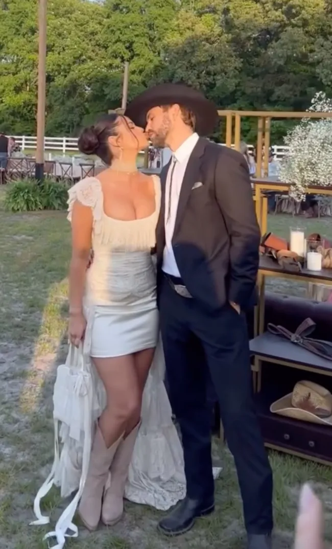 Nick Viall y Natalie Joy besándose en el fin de semana de su boda