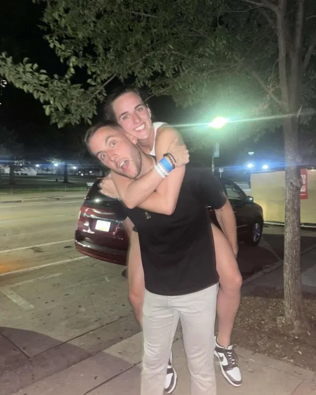Connor McCaffrey y Connor McCaffrey abrazándose.