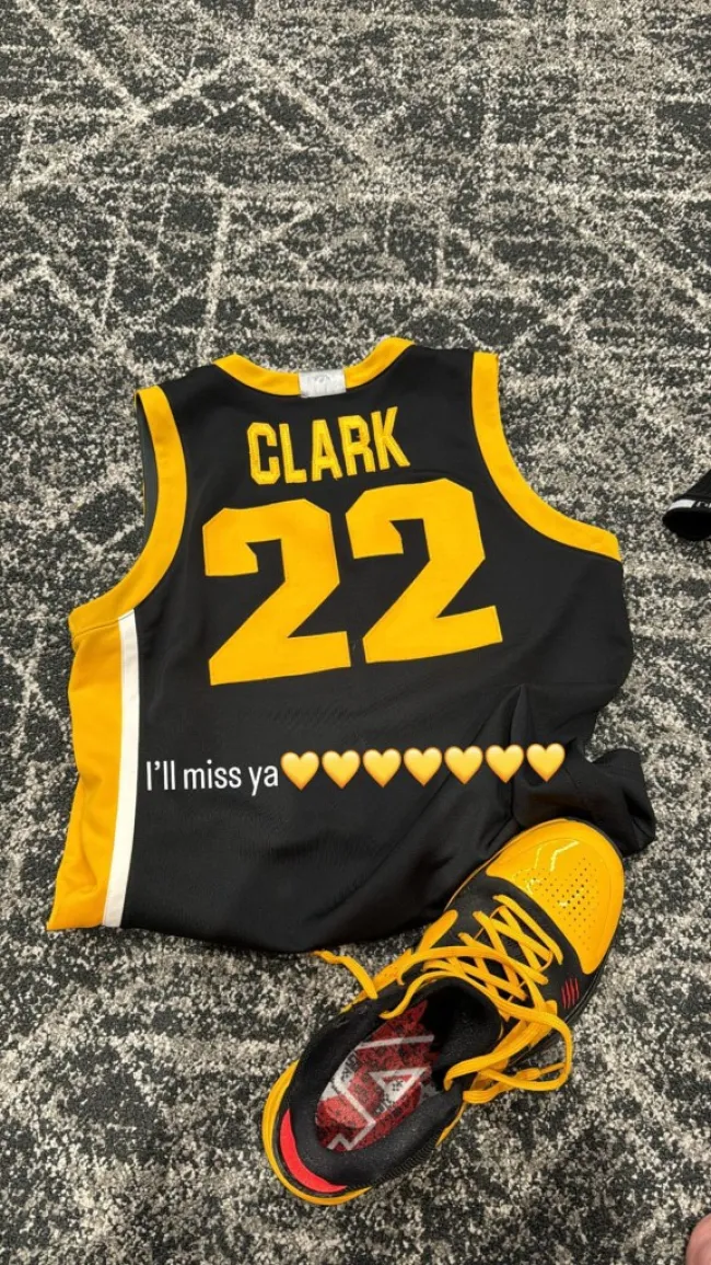 Uniforme y zapatillas de baloncesto de Caitlin Clark.