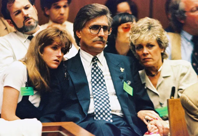 Kim Goldman, Fred Goldman y Patty ante el tribunal en 1994.