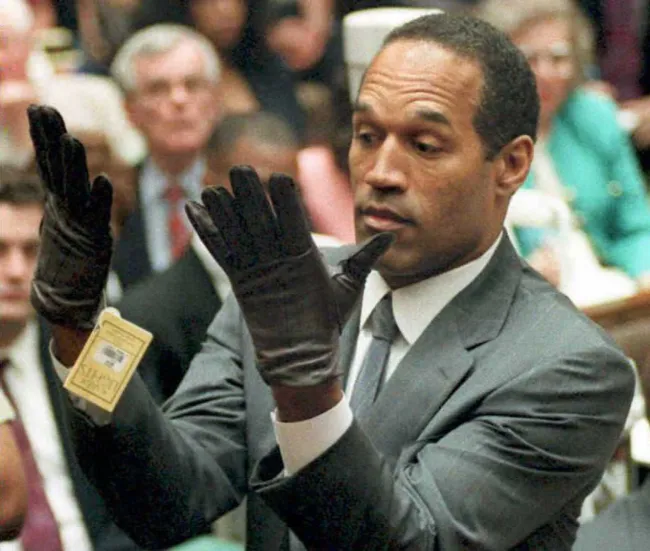 OJ Simpson usando guantes en la corte en 1995.