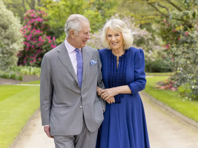 El rey Carlos y la reina Camilla posando juntos
