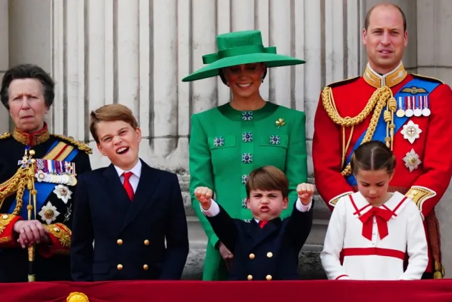 El príncipe William, Kate Middleton y sus tres identificaciones.