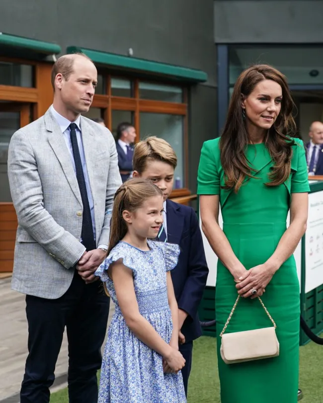 Kate Middleton y el príncipe William con sus hijos.