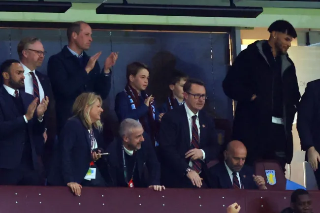 El príncipe William y el príncipe George ven fútbol