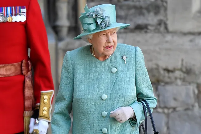 La reina Isabel II asiste a una ceremonia de cumpleaños en 2020.