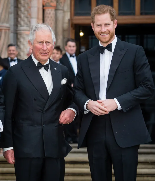 El rey Carlos y el príncipe Harry.