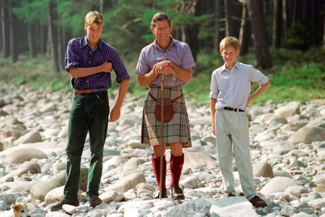 El rey Carlos se encuentra entre sus hijos, el príncipe William y el príncipe Harry.