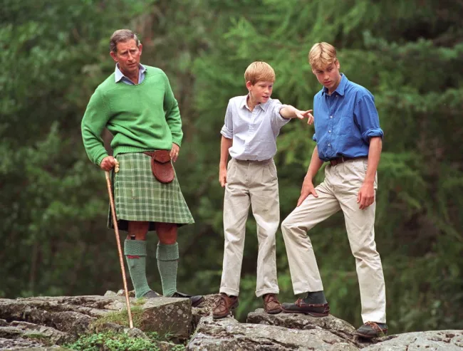 El rey Carlos, el príncipe William y el príncipe Harry en la finca del castillo de Balmoral.