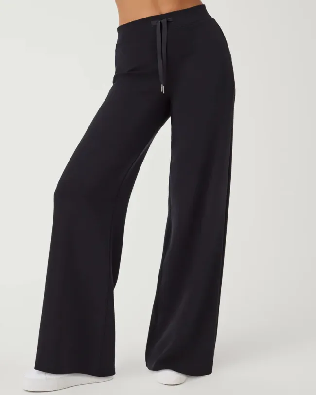 Una modelo con pantalones Spanx negros.