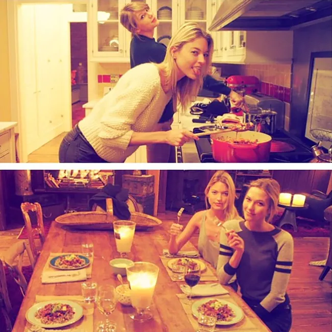 Taylor Swift cocinando en su cocina y sentada en la mesa de su comedor.
