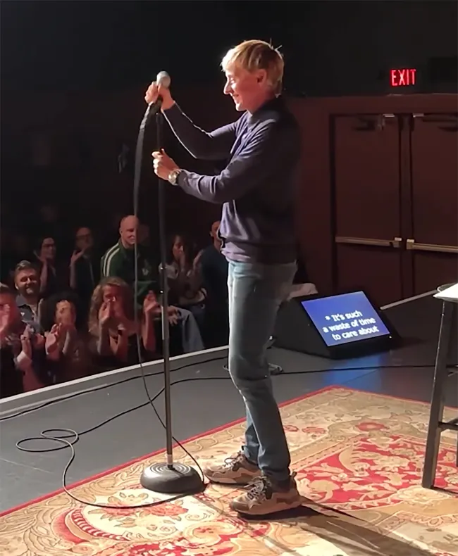 Ellen Degeneres ajustando un micrófono de pie
