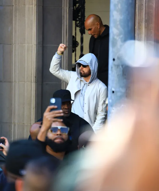 Eminem con una sudadera con capucha blanca.
