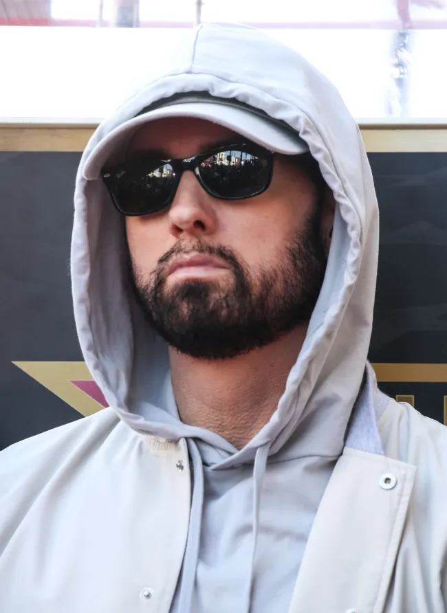 Eminem con gafas.