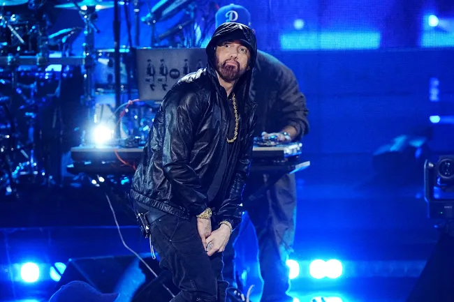 Eminem actuando en la ceremonia de incorporación al Salón de la Fama del Rock & Roll de 2022.