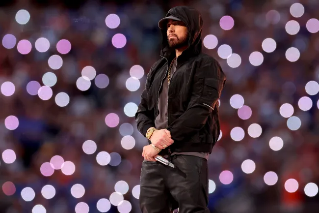 Eminem actuando durante el espectáculo de medio tiempo del Super Bowl LVI.