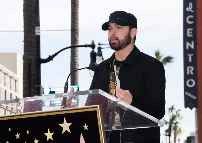Eminem hablando durante la ceremonia de la estrella de 50 Cent en el Paseo de la Fama de Hollywood en 2020.