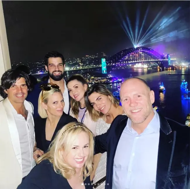 Rebel Wilson posa con Mike Tindall, Zara Phillips, Nacho Figueras, Delfina Blaquier, Carly Steel y Jacob Andreou frente al Puente del Puerto de Sydney.